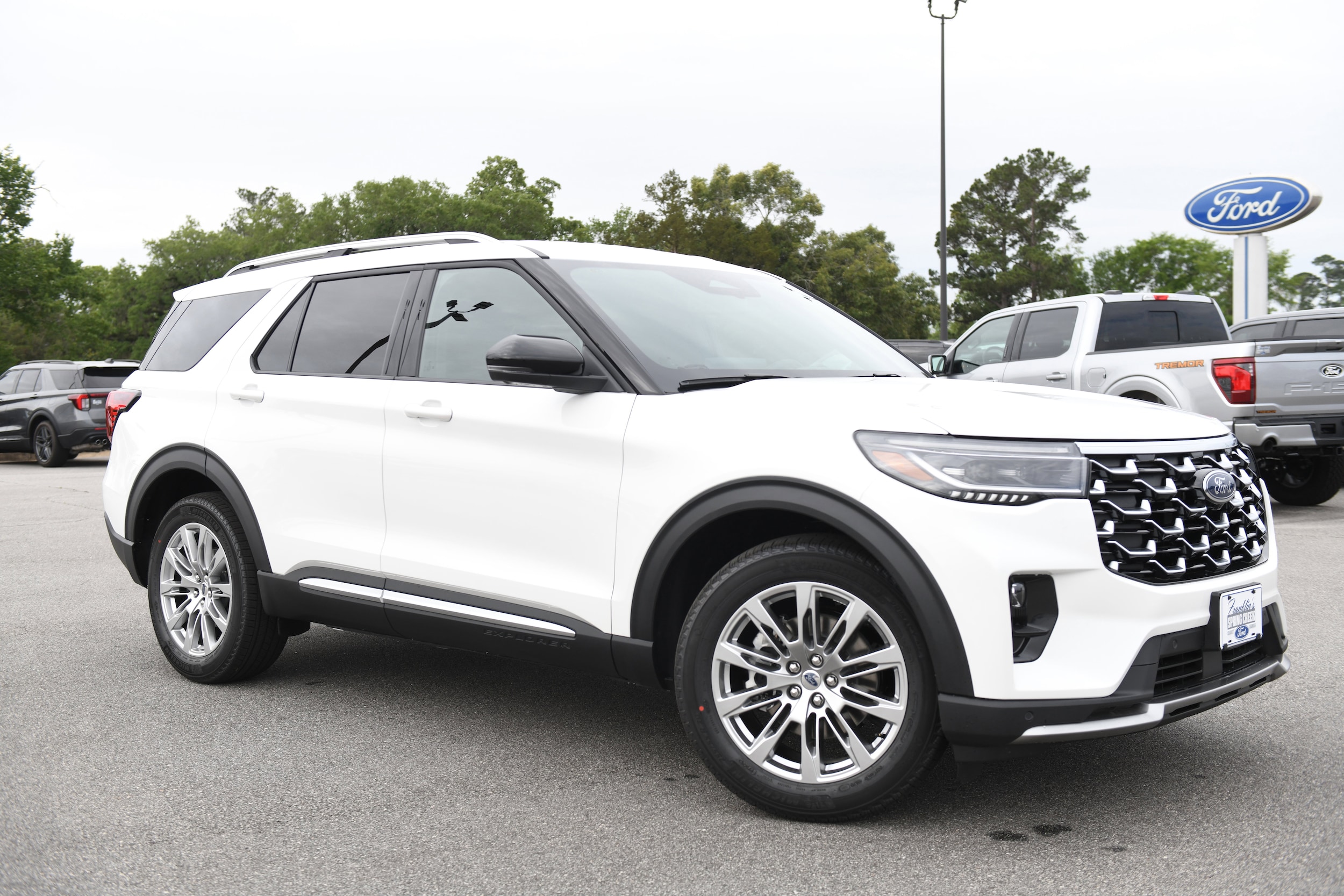 2026 Ford Explorer Platinum's photo