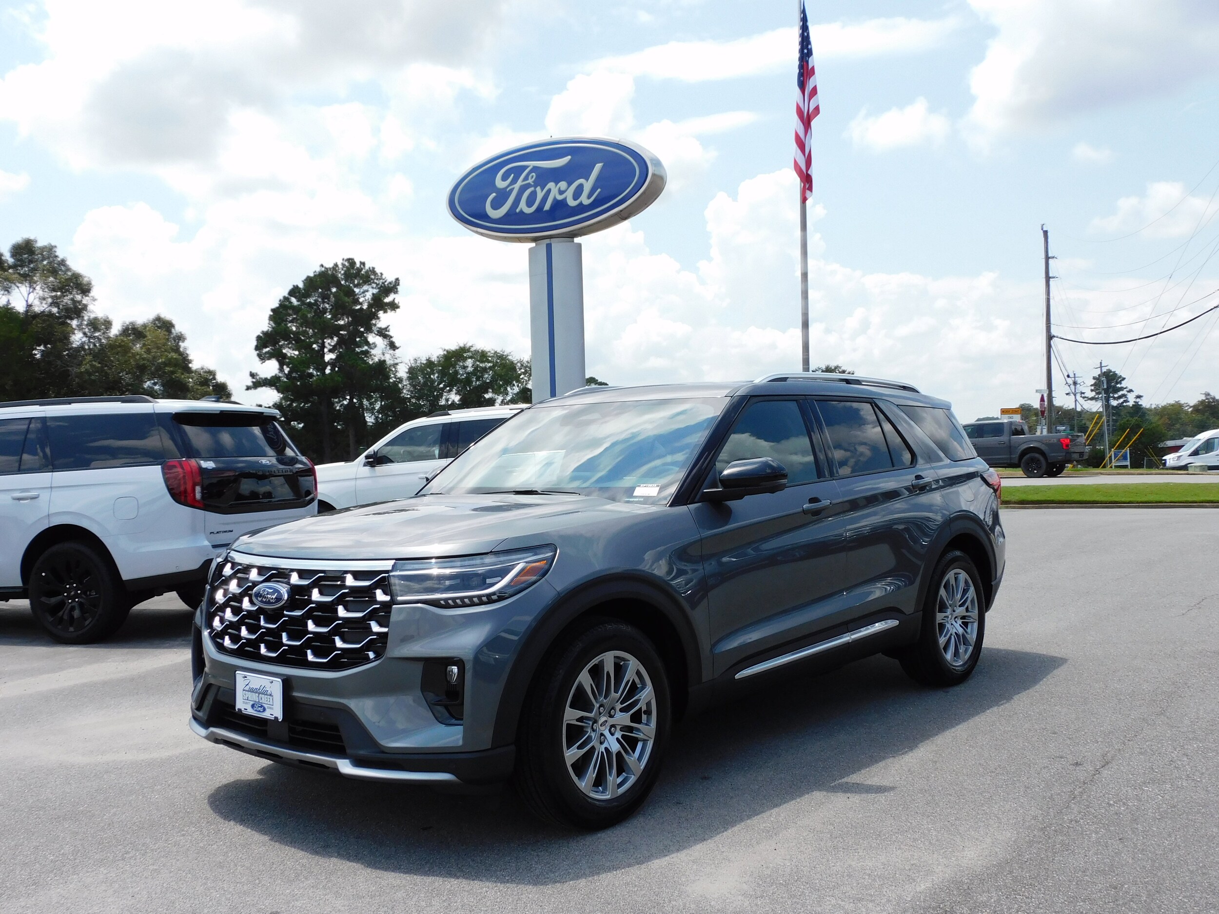 2025 Ford Explorer Platinum photo 2