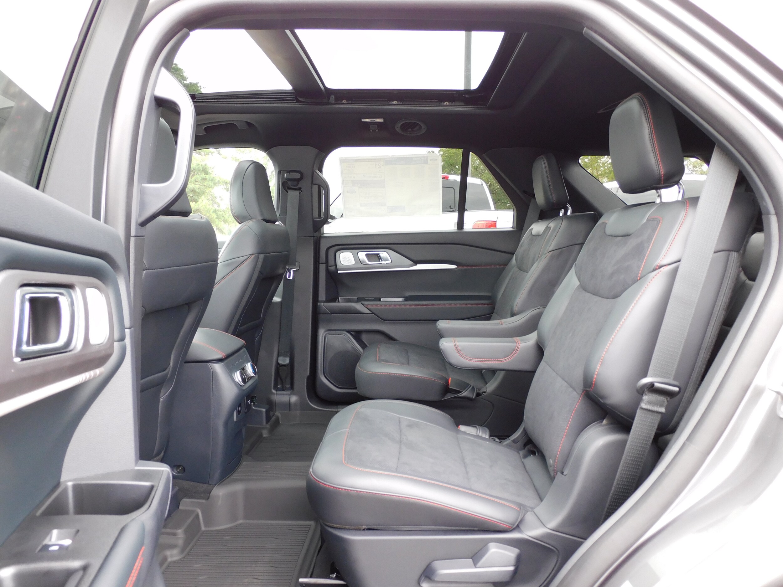 2025 Ford Explorer ST - Photo 14
