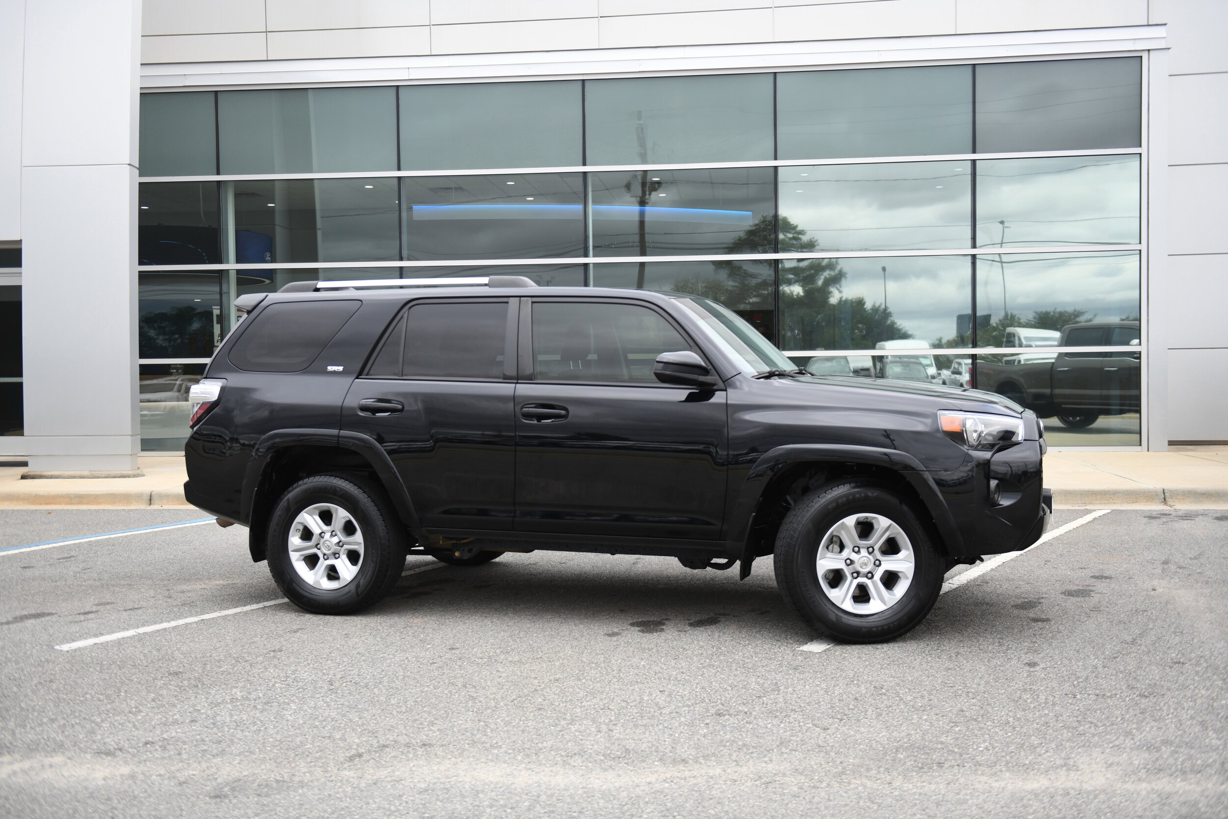 2020 Toyota 4Runner SR5 photo 2