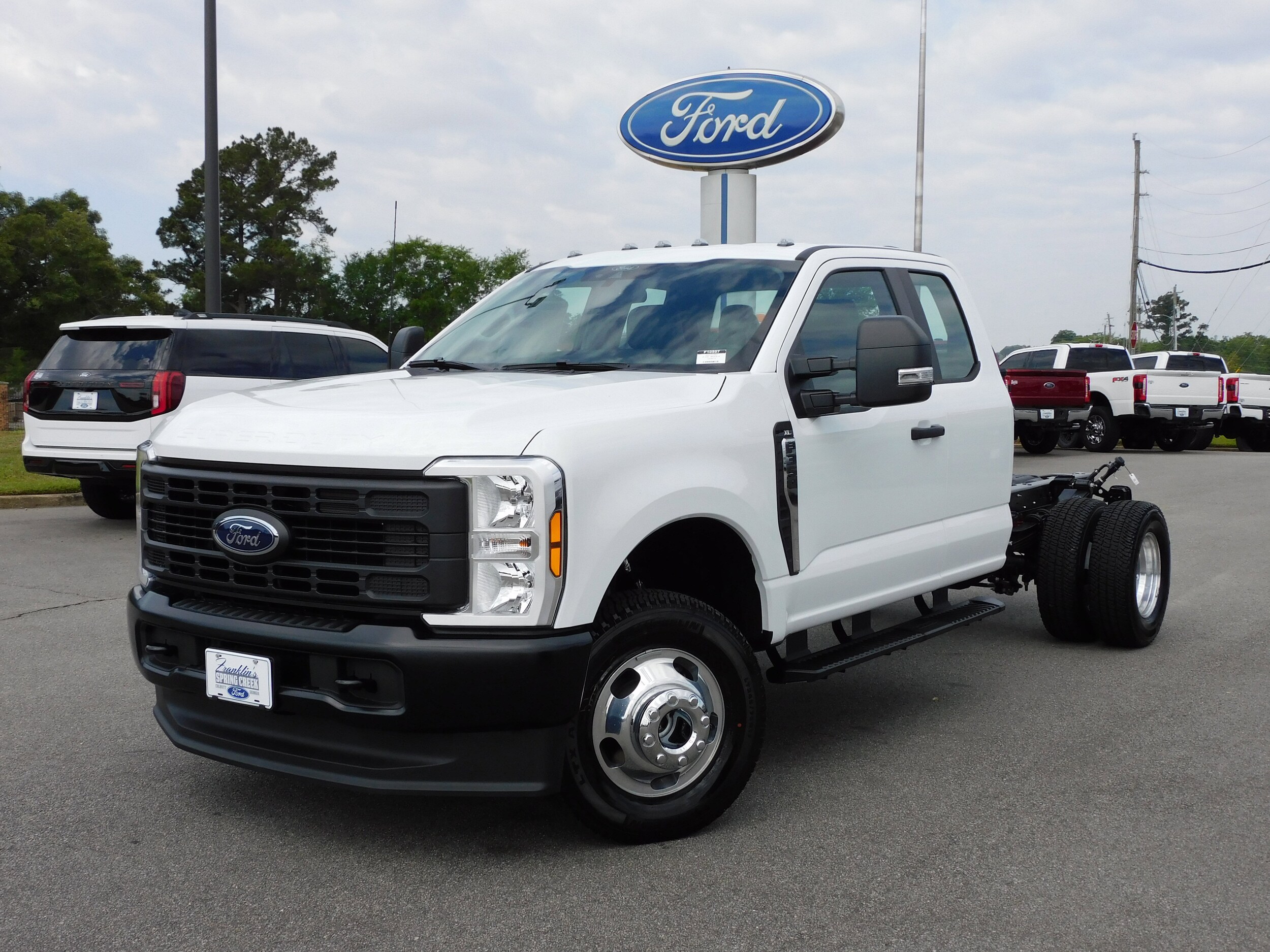 2025 Ford F-350 photo 2
