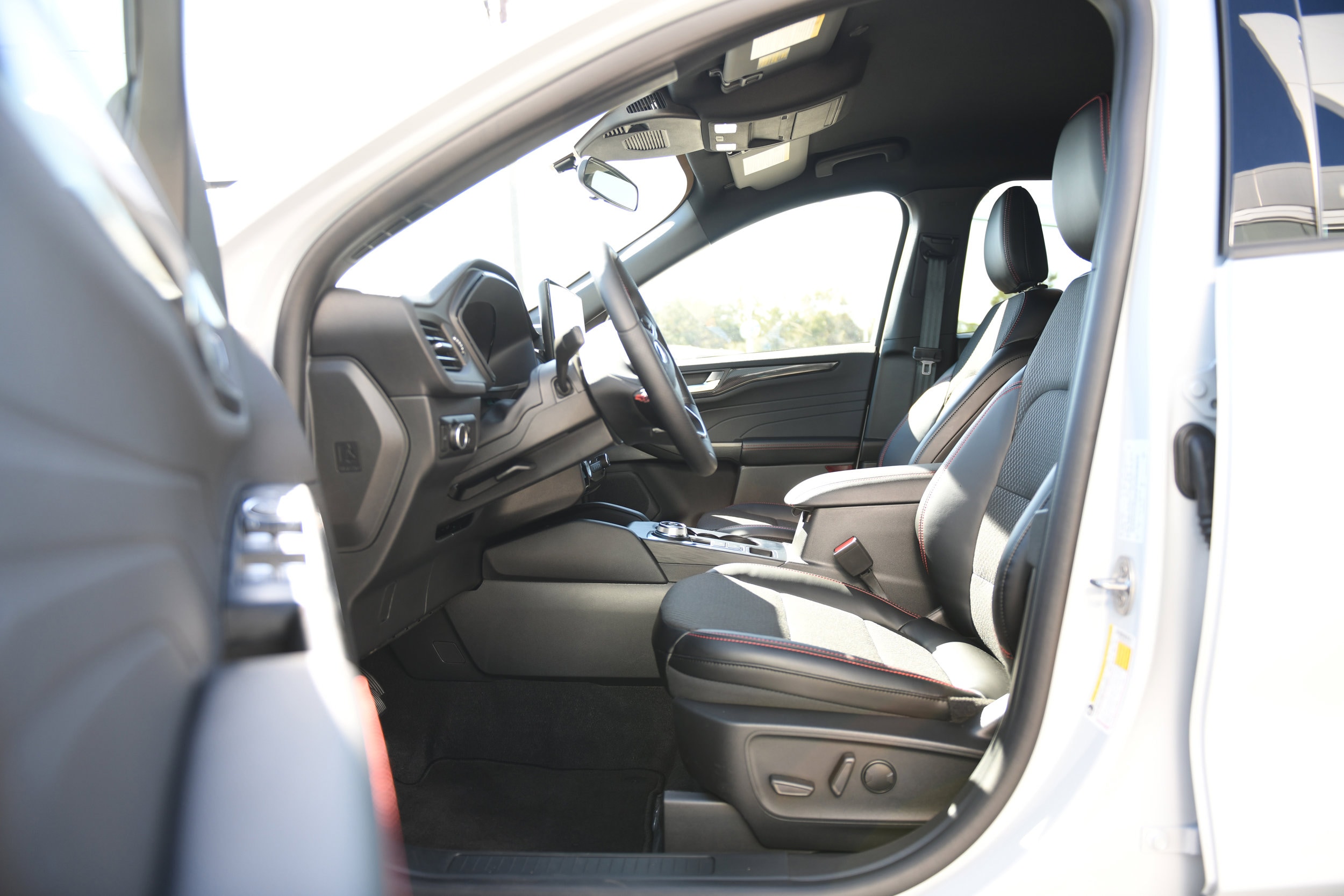 2026 Ford Escape ST-Line - Photo 12