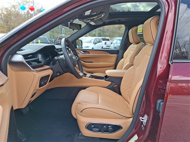 2025 Jeep Grand Cherokee Summit photo 3