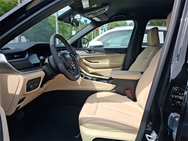 2024 Jeep Grand Cherokee Limited photo 2