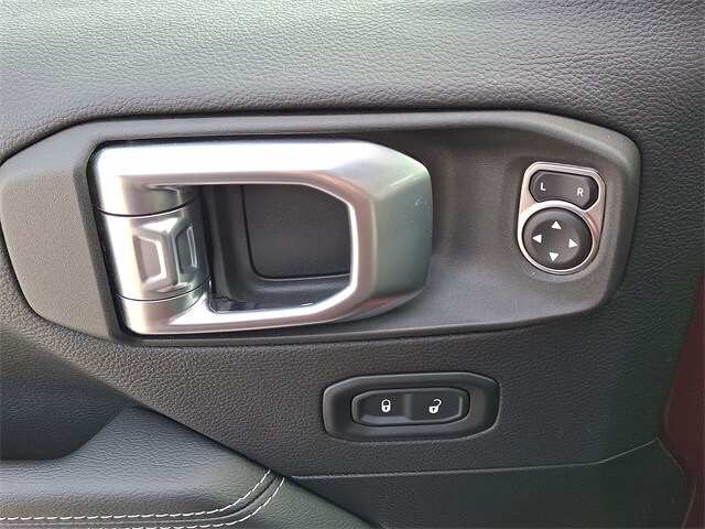 2022 Jeep Wrangler Unlimited Sahara photo 2