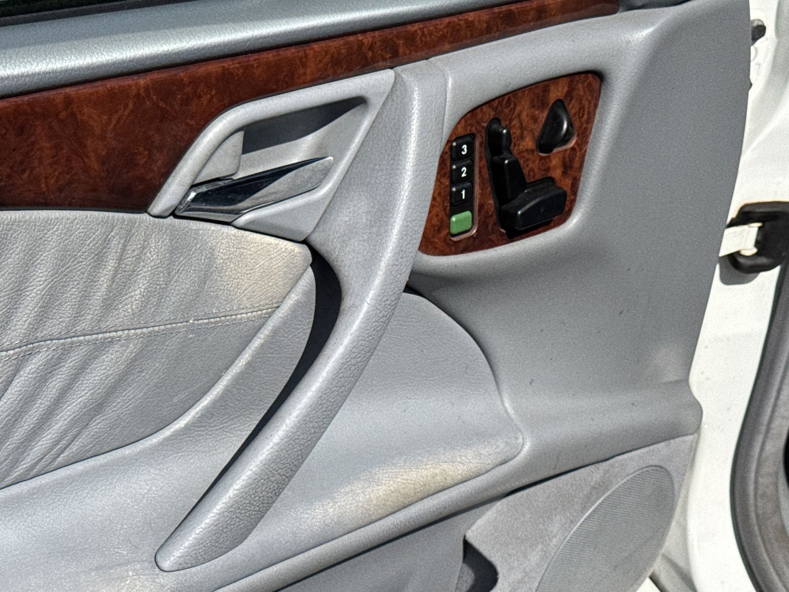 2000 Mercedes-Benz E-Class E320 Sedan - Photo 16