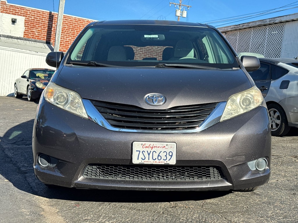 Used 2013 Toyota Sienna LE Minivan/Van