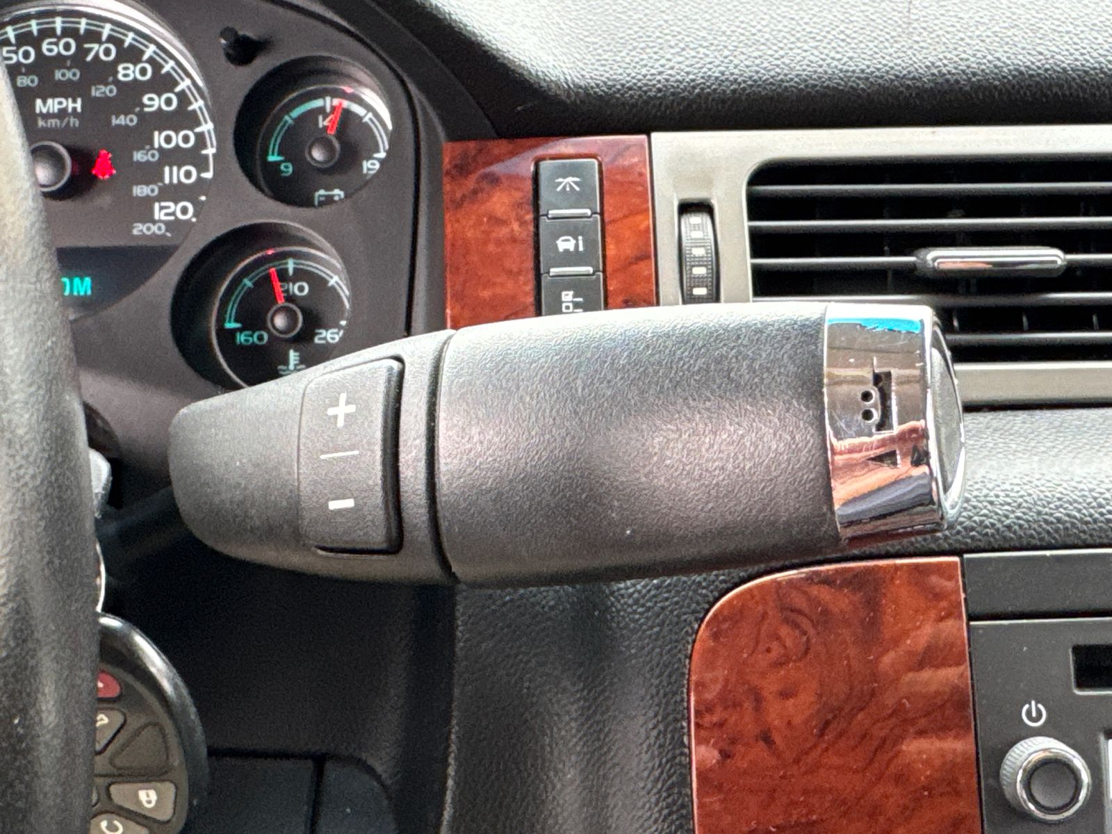 2013 Chevrolet Suburban LTZ - Photo 18