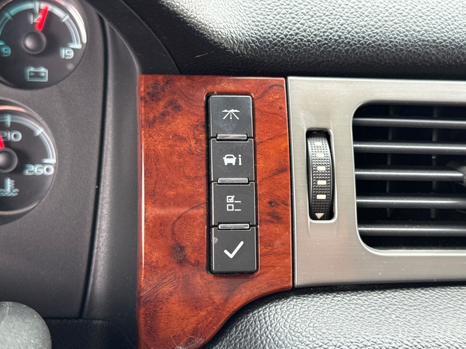 2013 Chevrolet Suburban LTZ - Photo 17