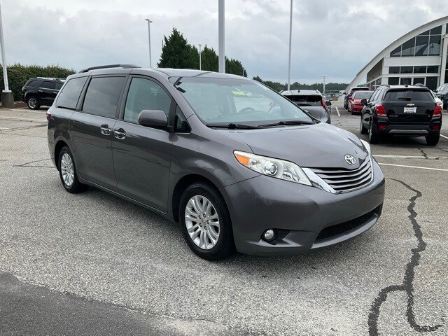 2017 Toyota Sienna XLE photo 3