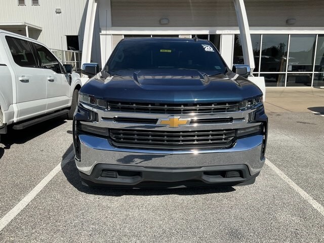 2020 Chevrolet Silverado LT photo 2