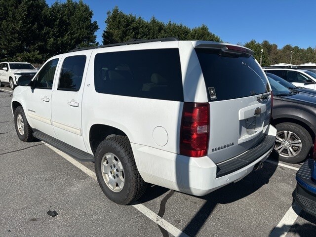 2010 Chevrolet Suburban 1500 LT photo 4