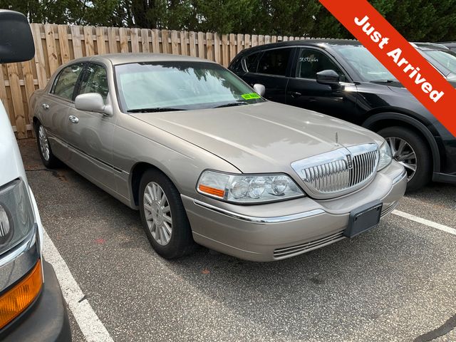 2003 Lincoln Town Car's photo