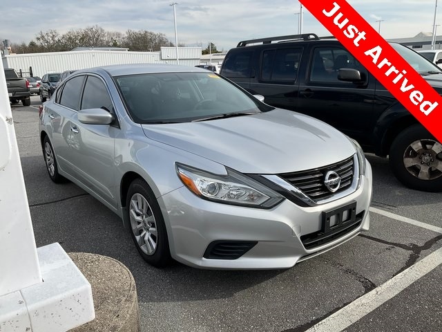 2017 Nissan Altima S's photo