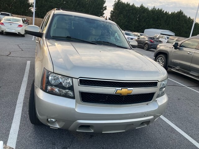 2014 Chevrolet Suburban 1500 LT photo 2