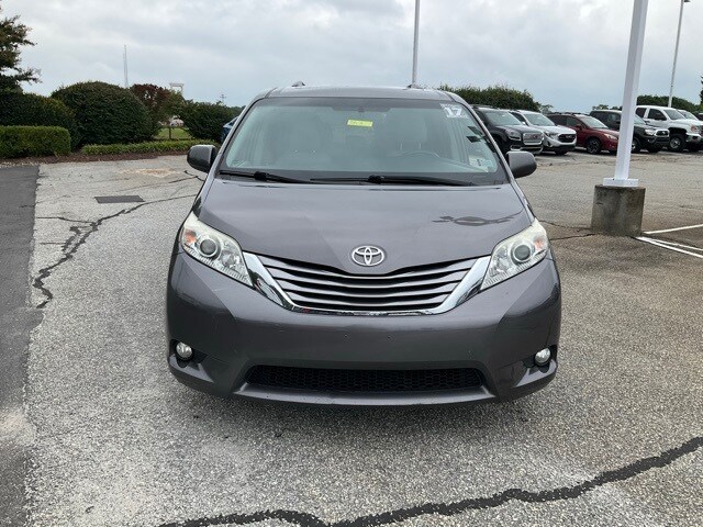 2017 Toyota Sienna XLE photo 2