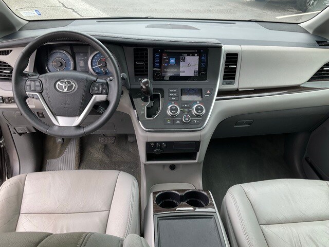 2017 Toyota Sienna XLE photo 4