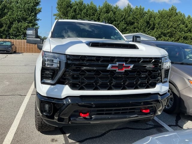 2025 Chevrolet Silverado 2500HD ZR2 photo 2