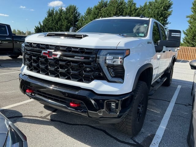 2025 Chevrolet Silverado 2500HD ZR2 photo 3