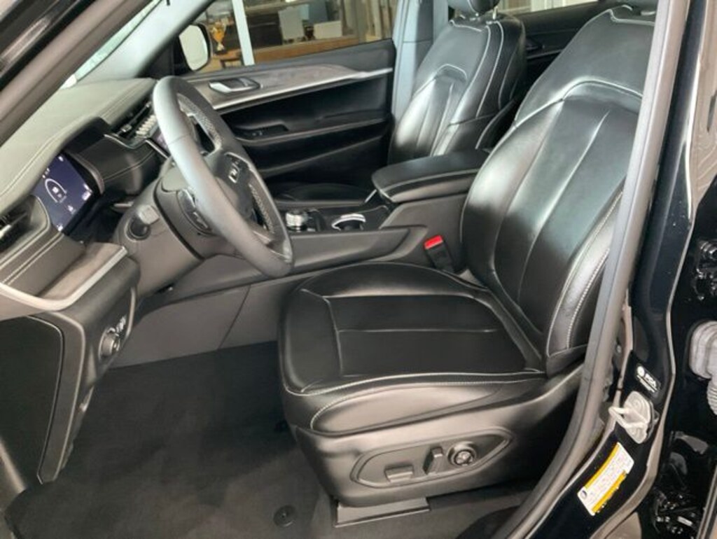 Used 2025 Jeep Grand Cherokee Limited SUV