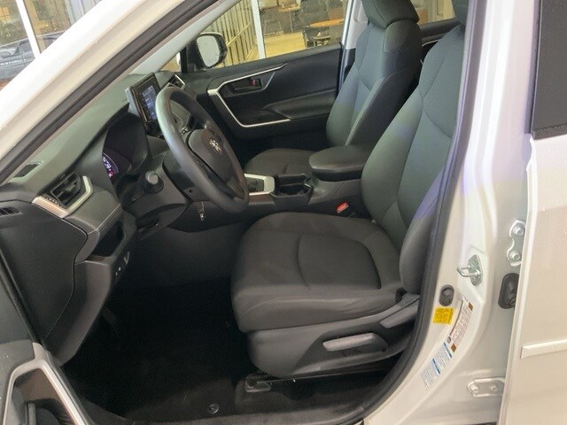 2020 Toyota RAV4 LE photo 3