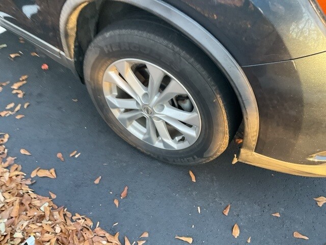 2016 Nissan Rogue SV photo 2