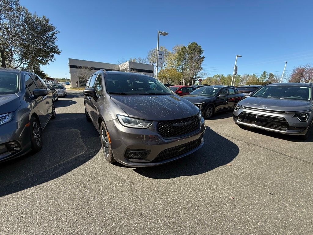 Used 2022 Chrysler Pacifica Touring L Minivan/Van