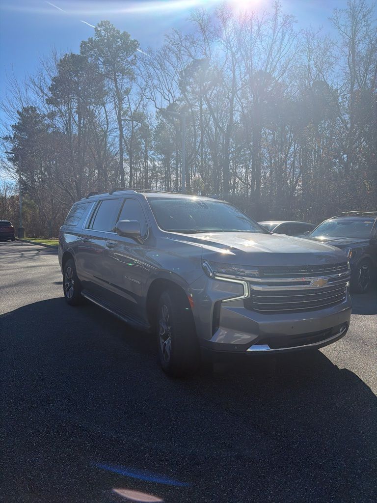2022 Chevrolet Suburban LT photo 2