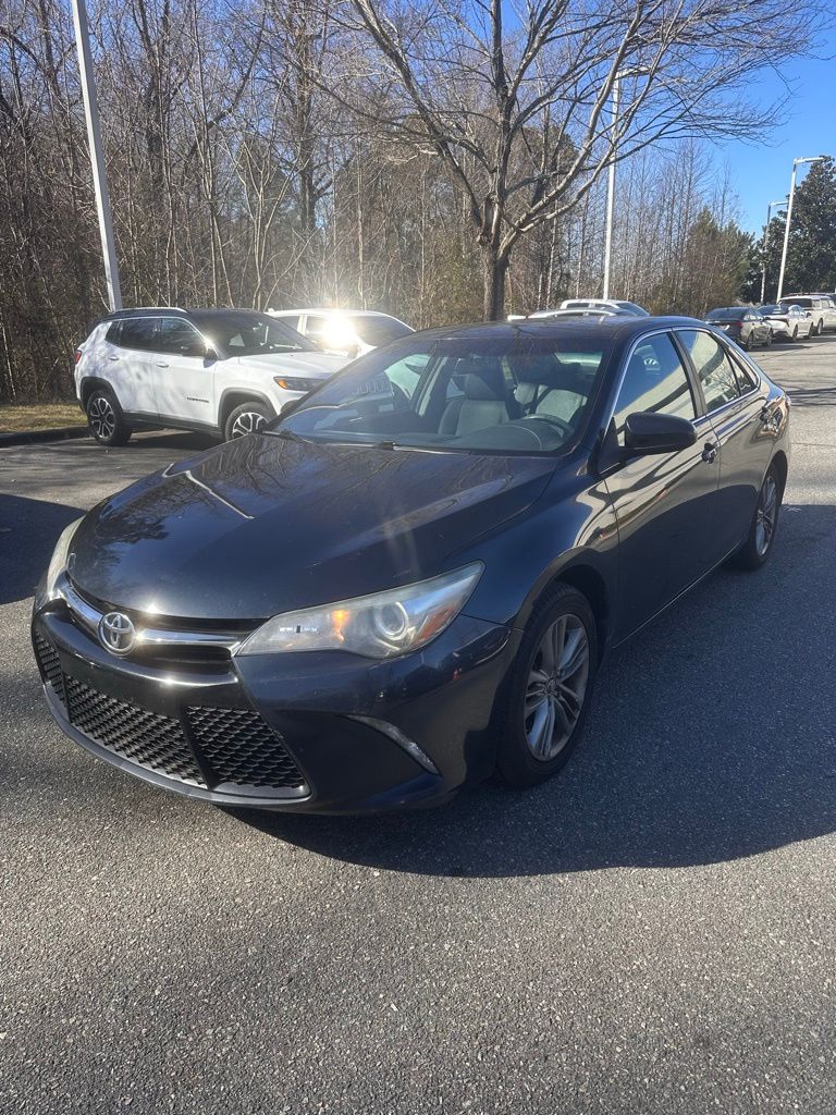 2015 Toyota Camry SE's photo