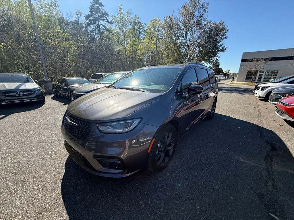 Used 2022 Chrysler Pacifica Touring L Minivan/Van