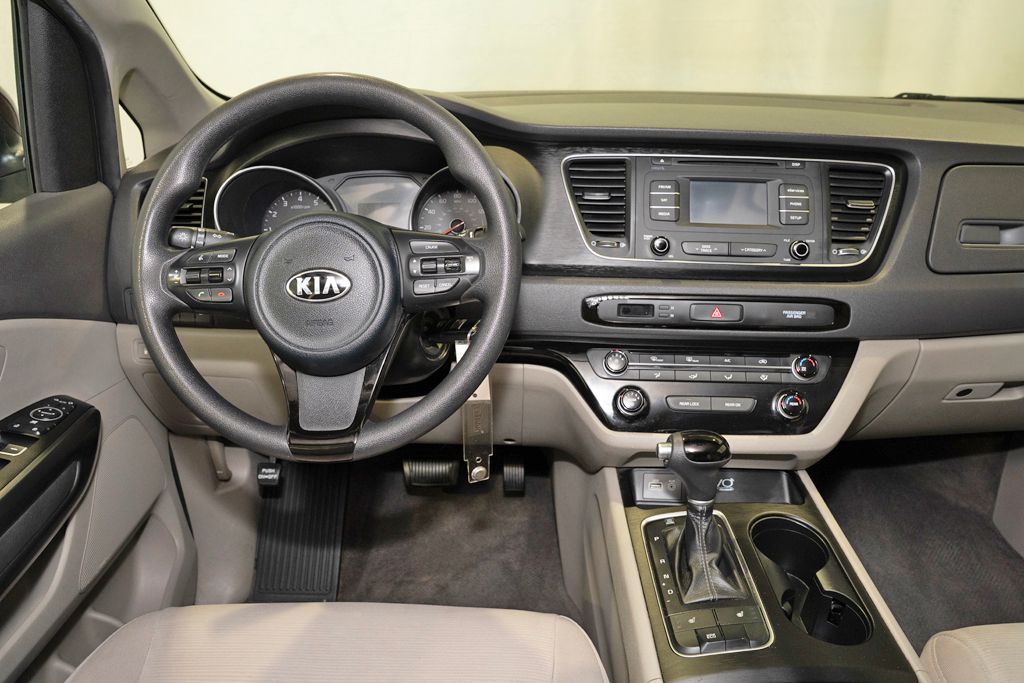 2015 Kia Sedona LX photo 3