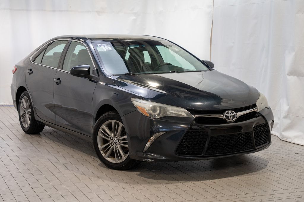 2015 Toyota Camry SE's photo