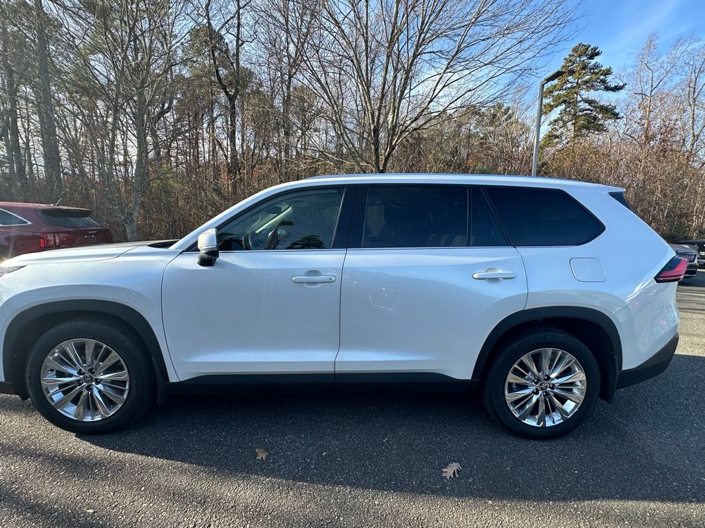 2024 Toyota Grand Highlander Platinum photo 2