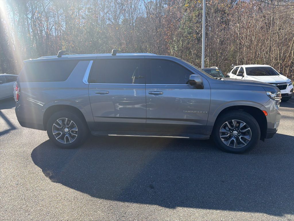 2022 Chevrolet Suburban LT photo 3