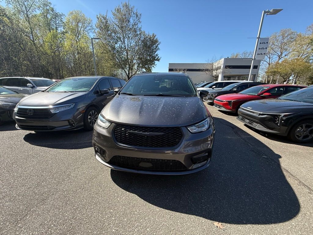 Used 2022 Chrysler Pacifica Touring L Minivan/Van