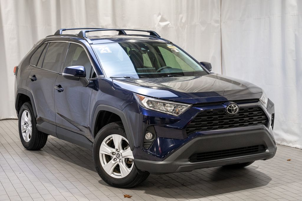 2021 Toyota RAV4 XLE's photo