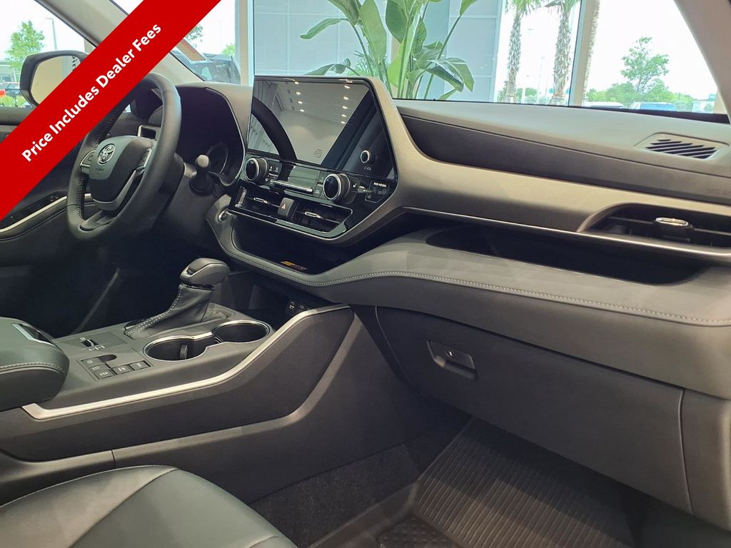 2026 Toyota Highlander XLE - Photo 9