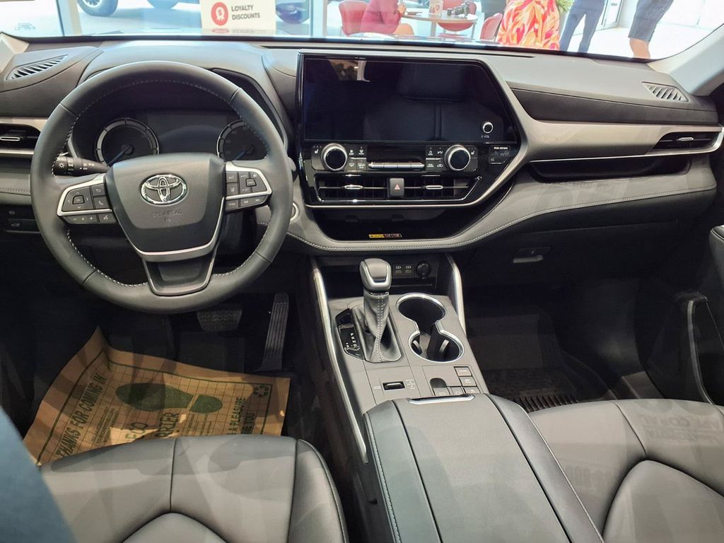 2026 Toyota Highlander XLE - Photo 16