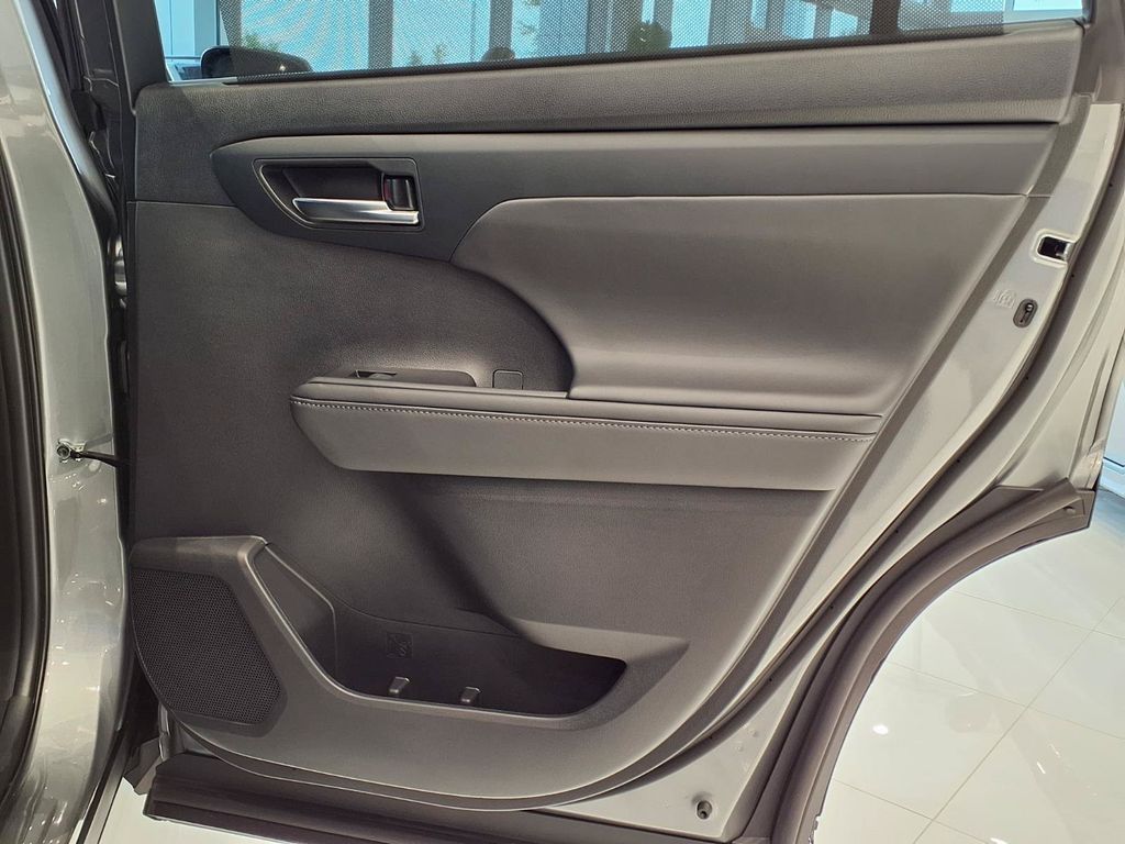 2026 Toyota Highlander XLE - Photo 12