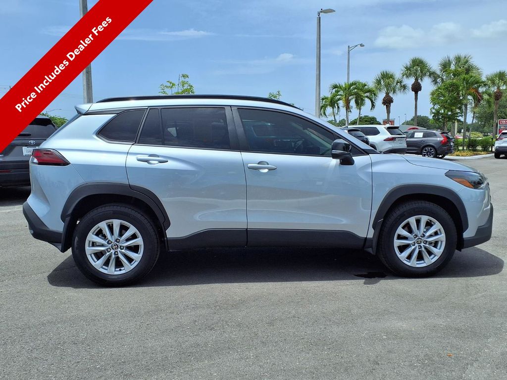 2026 Toyota Corolla Cross LE - Photo 8