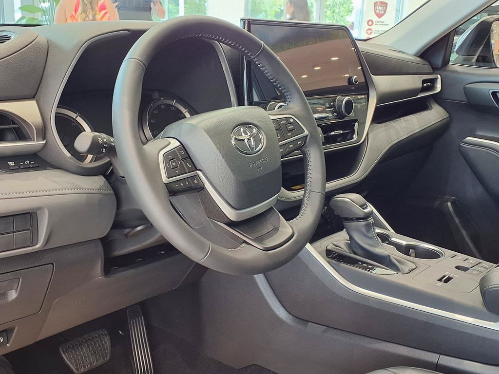 2026 Toyota Highlander XLE - Photo 17