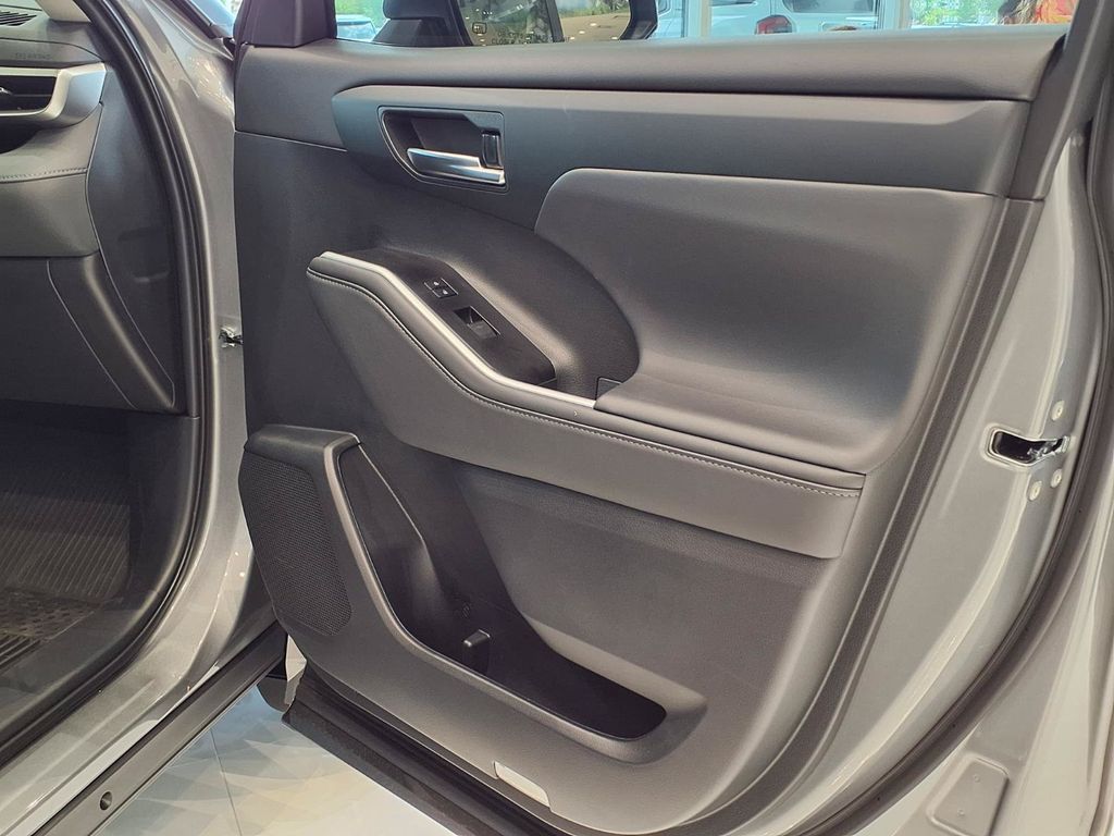 2026 Toyota Highlander XLE - Photo 10