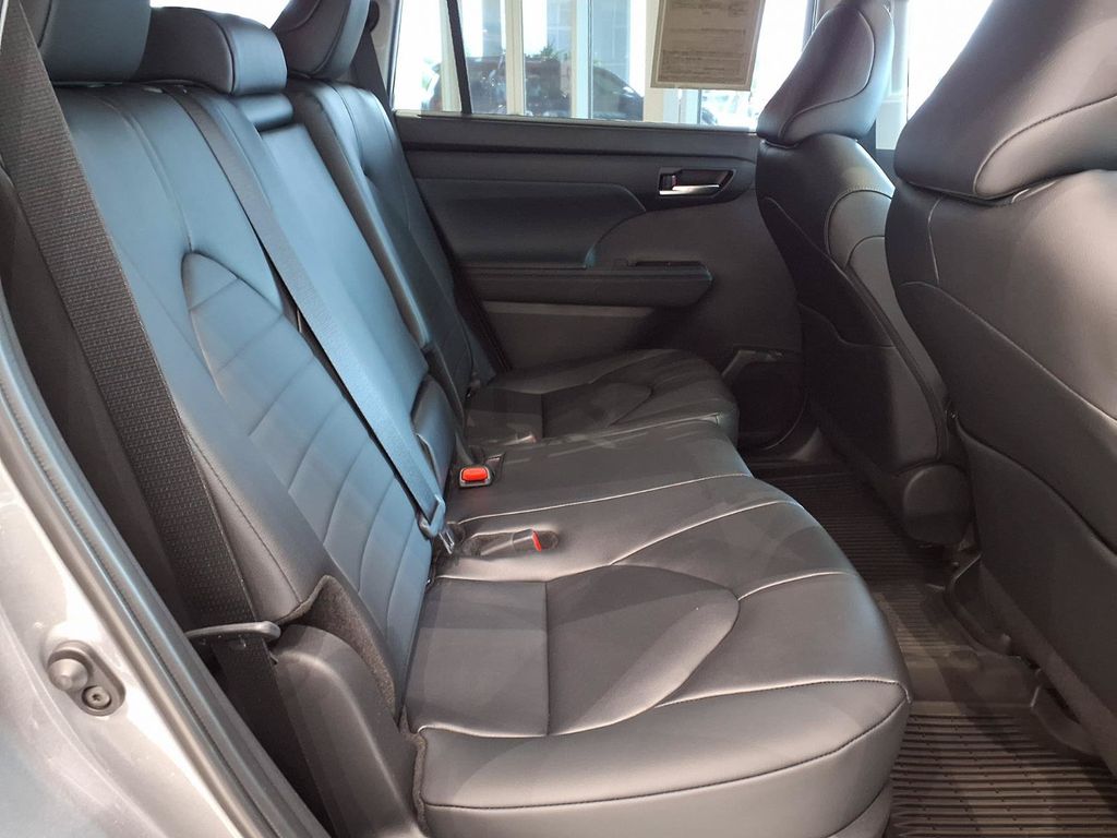 2026 Toyota Highlander XLE - Photo 13