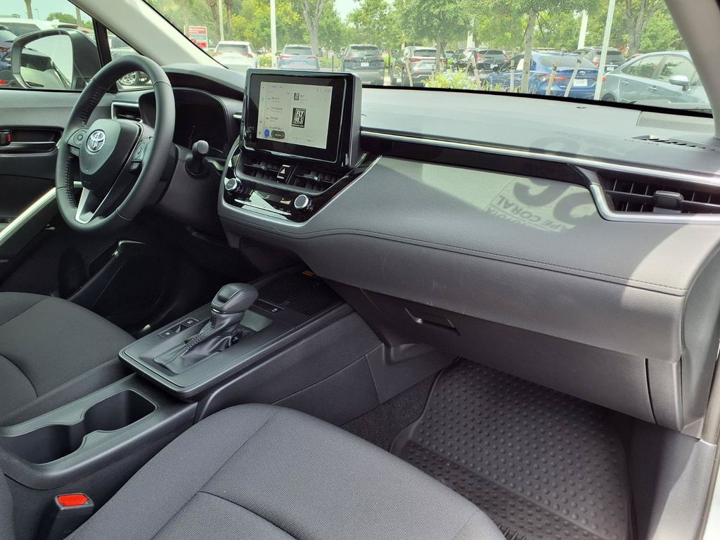 2026 Toyota Corolla Cross LE - Photo 10