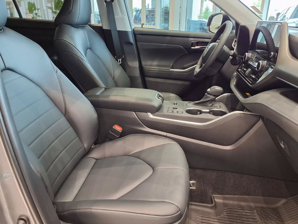 2026 Toyota Highlander XLE - Photo 11