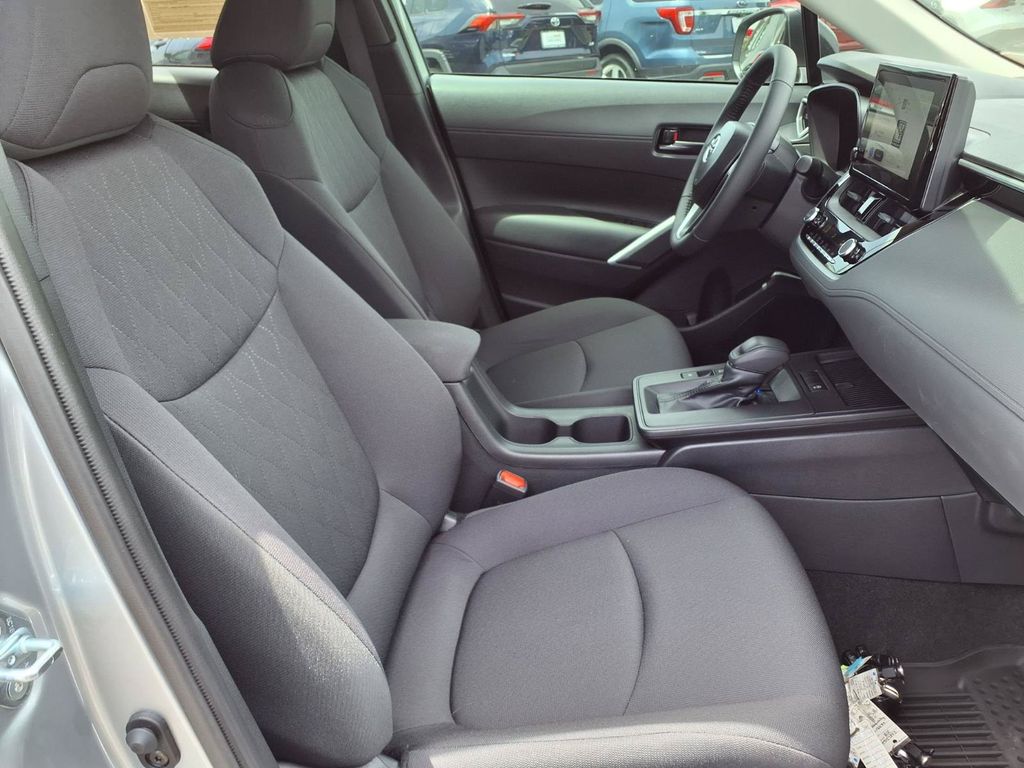 2026 Toyota Corolla Cross LE - Photo 12