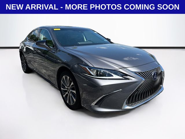 2021 Lexus ES 300h 300h's photo