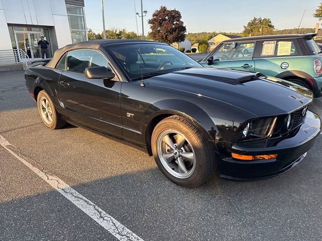 2005 Ford Mustang Convertible photo 2