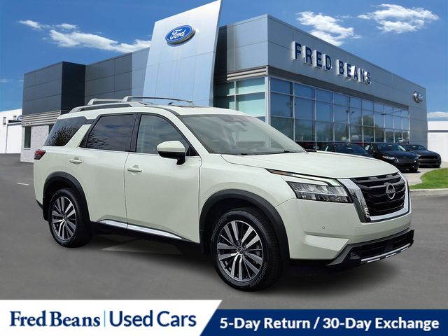 2022 Nissan Pathfinder Platinum's photo