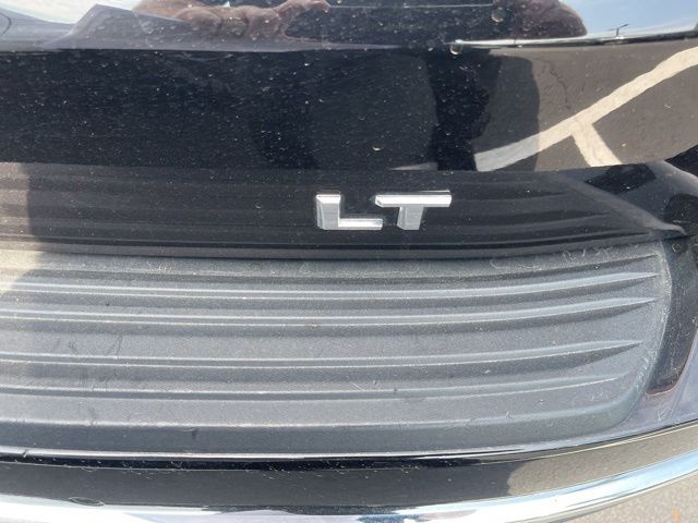 2021 Chevrolet Suburban LT photo 2